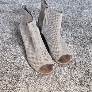 Tom’s leather shoe